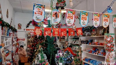 Pernak-Pernik Natal Mulai Diburu Pembeli di Malang