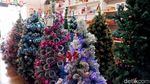 Pernak-Pernik Natal Mulai Diburu Pembeli di Malang