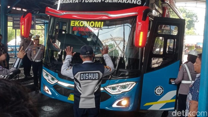 Petugas Gabungan Ram Check  Angkutan di Terminal Lamongan