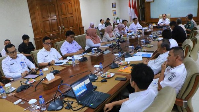 Pj Wali Kota Tangerang, Nurdin, menetapkan Status Siaga Darurat Bencana Hidrometeorologi di Kota Tangerang untuk mengantisipasi potensi bencana seperti banjir. (dok Pemkot Tangerang)