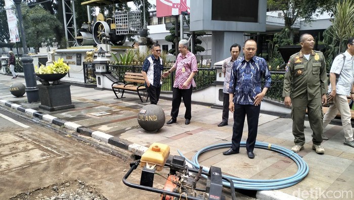 Pj Walkot Bandung A Koswara saat meninjau proyek ducting.