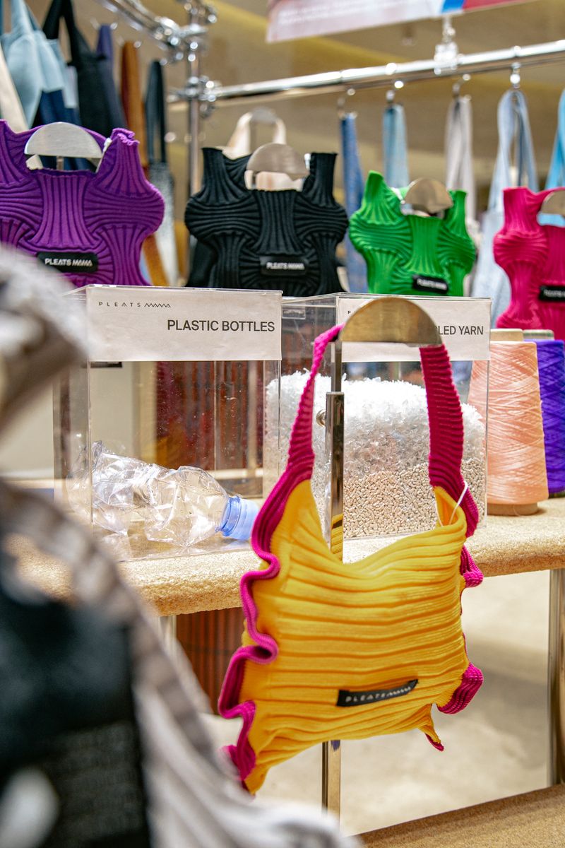 PLEATSMAMA, brand Korea Selatan yang menawarkan hand bag berbahan limbah botol plastik dengan warna eye-catching.