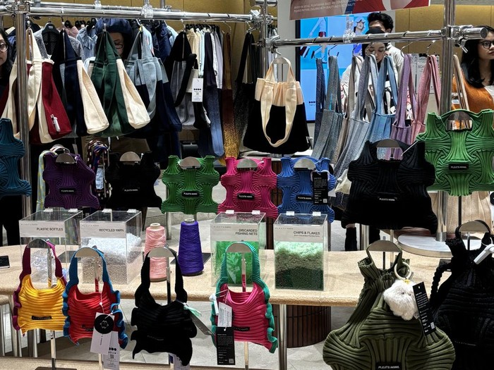 PLEATSMAMA, brand Korea Selatan yang menawarkan tas berbahan limbah botol plastik dengan warna eye-catching.