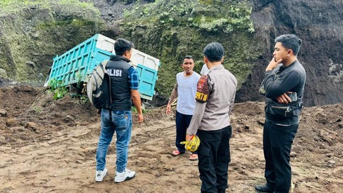 Polisi melakukan olah TKP di lokasi longsor di Desa Sebudi, Kecamatan Selat, Kabupaten Karangasem, Bali, Jumat (13/12/2024). (Foto: Dok. Polres Karangasem)