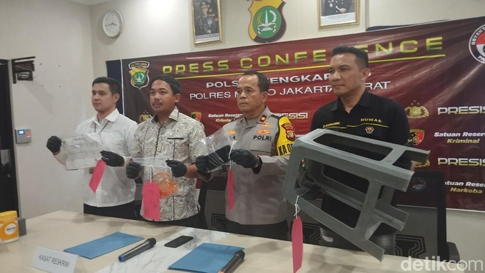 Polisi menggelar jumpa pers terkait kasus pasutri yang tewas berduaan di dalam rumahnya di Cengkareng, Jakarta Barta.