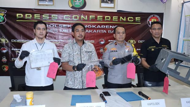 Polisi menggelar konferensi pers kasus pasutri tewas di Cengkareng, Jakarta Barat.