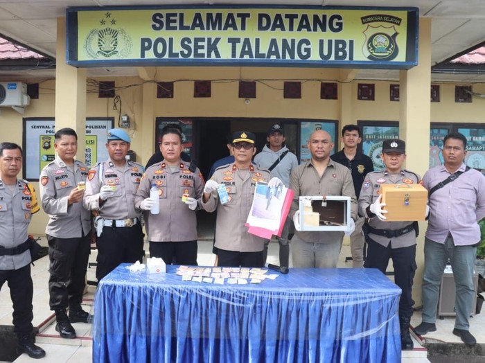 Polisi menunjukkan kotak amal yang dicuri pemuda di PALI