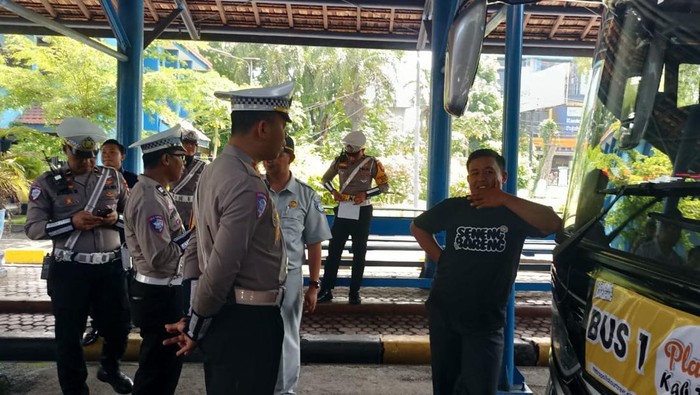 Polisi ramp check bus di Terminal Lamongan
