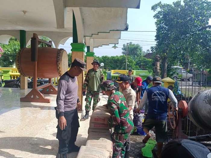 Polisi-TNI Turun Bareng Warga Kerja Bakti di Desa Gempol Klutuk Tarik