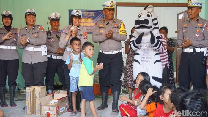 polisi trauma healing anak korban banjir