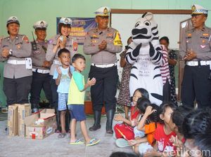 Polisi Beri Trauma Healing ke Anak-anak Korban Banjir Jombang