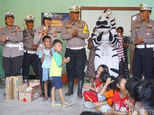 Polisi Beri Trauma Healing ke Anak-anak Korban Banjir Jombang