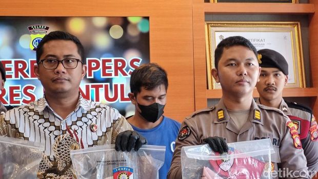 Polres Bantul jumpa pers kasus suami bunuh istri dengan korban Reza Malinda (21). Tersangka AM (28) alias Babon dihadirkan, Jumat (13/12/2024).