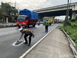 Polres Pasuruan Perbaiki Jalan Rusak di Jalur Surabaya-Malang Jelang Nataru