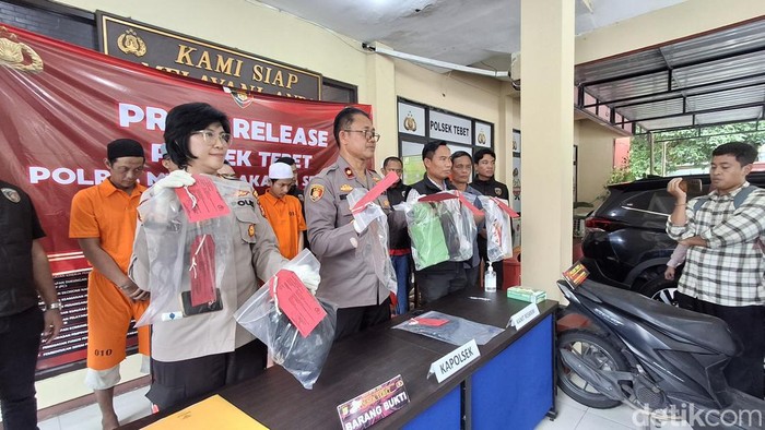Polsek Tebet menetapkan 4 tersangka kasus pengeroyokan yang menewaskan pegadang telur gulung.