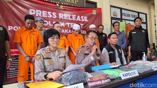 Polsek Tebet menetapkan 4 tersangka kasus pengeroyokan yang menewaskan tukang telur gulung. (Taufiq Syarifudin/detikcom)