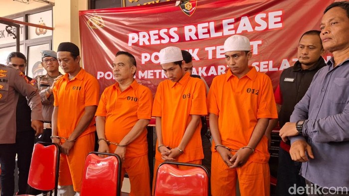 Polsek Tebet menetapkan 4 tersangka kasus pengeroyokan yang menewaskan tukang telur gulung. (Taufiq Syarifudin/detikcom)