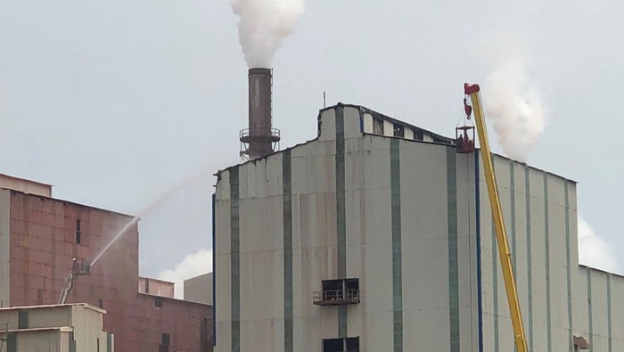 Proses pemadaman kebakaran di Pabrik NPK Petrokimia Gresik.
