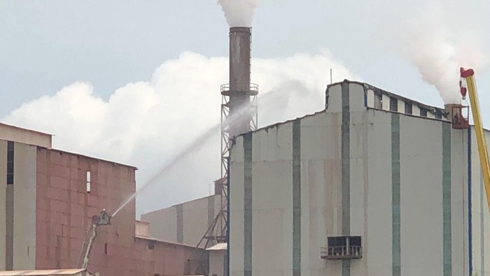 Proses pemadaman kebakaran di Pabrik NPK Petrokimia Gresik.