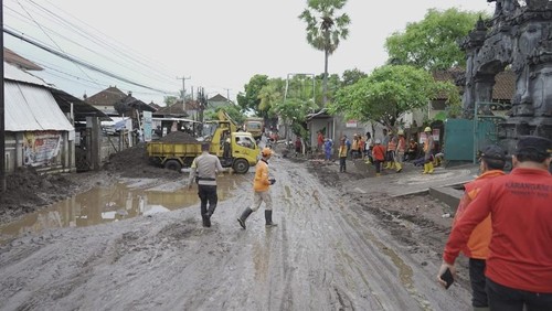 Proses pembersihan material akibat banjir bandang di Desa Tulamben, Kecamatan Kubu, Karangasem. (Dok. Prokopim Karangasem)