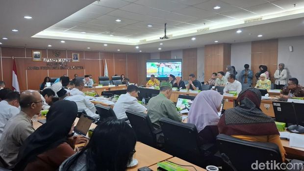 Rapat Komisi E DPRD DKI Jakarta dengan Dinas Pendidikan. Wakil Ketua Komisi E Agustina (Tina Toon) meminta Disdik menyelesaikan masalah KJP.