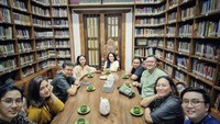 Beberapa waktu lalu, Rieke berkumpul dengan teman sesama komedian. Mereka tampak menikmati buka bersama di sebuah restoran. Foto: Instagram @riekediahp