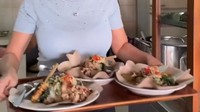 Saat berada di Bali, Rieke mampir ke Warung Krishna yang ternyata milik sang ibunda. Di sana, ia tampak membantu ibundanya melayani pelanggan. Foto: Instagram @riekediahp