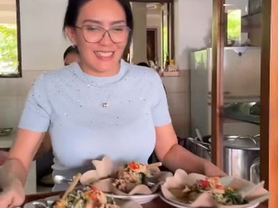 Rieke Diah Pitaloka Jajan Bihun Godog hingga Jualan Nasi Bali