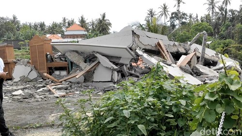 Rumah ambruk di Desa Darmasaba, Badung, Jumat (13/12/2024). (Agus Eka/detikBali)