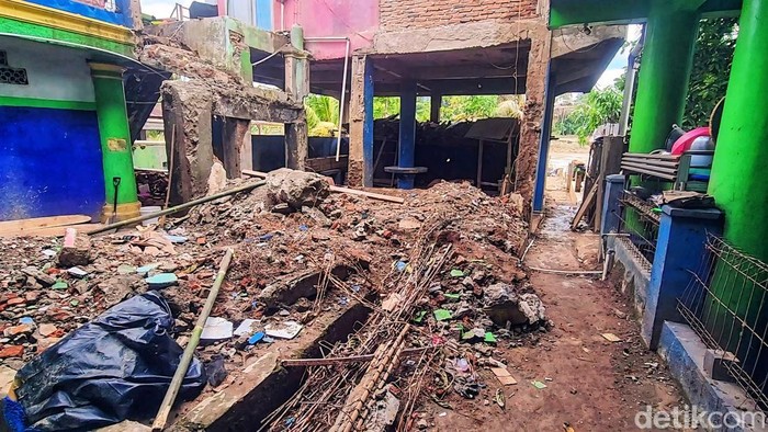 Salah satu bangunan yang terpaks dirobohkan karena terdampak banjir
