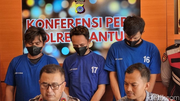 Salah satu tersangka pengeroyokan gegara burung di Kasihan, Bantul, DI (tengah) saat memberikan keterangan di Polres Bantul, Jumat (13/12/2024).