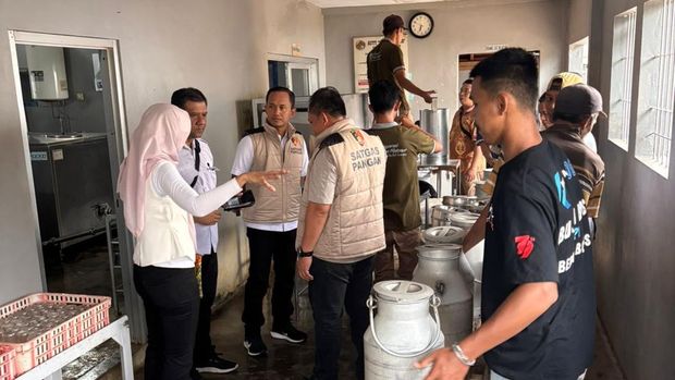 Satgas Pangan Polri cek tempat pengolahan susu segar untuk menindaklanjuti protes peternak sapi perah soal kuota susu segar.