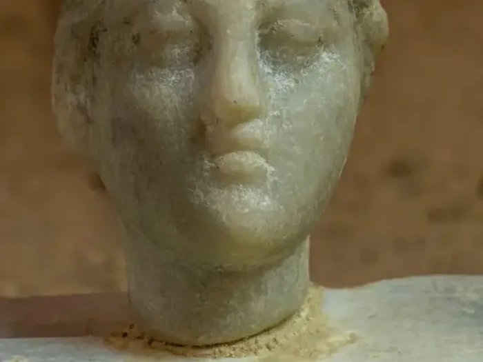 Sebuah patung yang ditemukan di makam Cleopatra diduga mengungkap wajah asli Ratu Mesir tersebut.