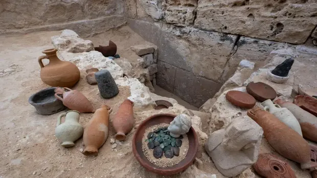 Sebuah patung yang ditemukan di makam Cleopatra diduga mengungkap wajah asli Ratu Mesir tersebut.