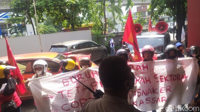 Serikat buruh demo di kantor Disnaker Makassar jelang penetapan UMK 2025.