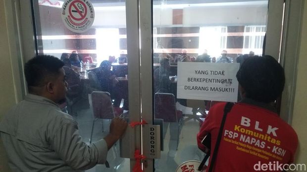 Serikat buruh demo di kantor Disnaker Makassar jelang penetapan UMK 2025.
