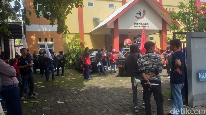 Serikat buruh menggelar aksi demonstrasi di kantor Disnaker Makassar jelang penetapan UMK 2025.