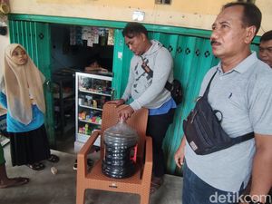 Bukannya Pertalite, Pedagang SPBU Mini Ini Jual Air yang Diwarnai