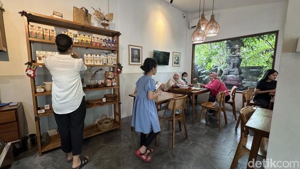 The atmosphere inside the Cheese Boutique by Rosalie room in Sanur, Denpasar, Bali. (Photo: I Nyoman Adhisthaya Sawitra/detikBali)