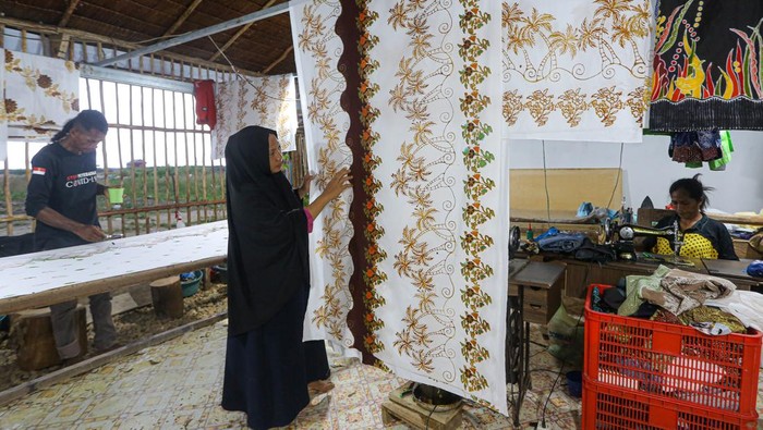 Syalisatul, seorang perempuan visioner yang mendirikan rumah batik