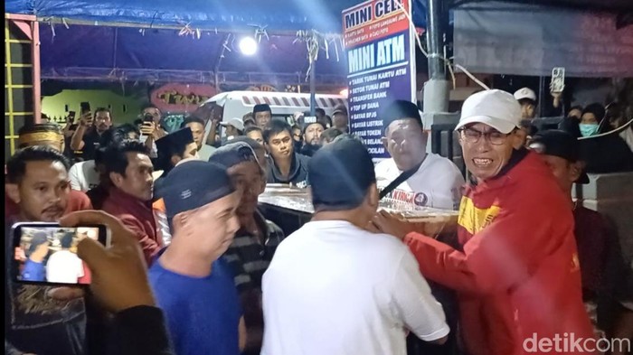 Jenazah Direktur Teknik (Dirtek) PSM Makassar Syamsuddin Batola yang tewas kecelakaan di Kabupaten Probolinggo, Jawa Timur, tiba di rumah duka, Kabupaten Maros, Sulawesi Selatan (Sulsel).