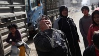 Seorang wanita menangis setelah melihat banyak korban pembunuhan Bashar al-Assad di distrik Tadamon. 