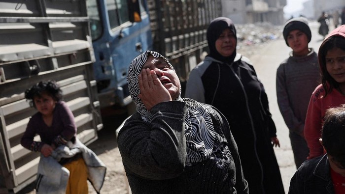 An elderly woman reacts in Tadamon district, littered with bones after what residents and rights groups described as years of killings there under the rule of Syria's Bashar al-Assad, following al-Assad's ousting by fighters of the ruling Syrian body, in Damascus, Syria, December 12, 2024. REUTERS/Amr Abdallah Dalsh     TPX IMAGES OF THE DAY