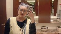 Namun ia sudah lama tidak terlihat di layar kaca karena tidak ada panggilan syuting. Talitha menduga itu karena penambahan berat badannya yang drastis akibat alami stress. Foto: Instagram dan TikTok talithacurtis_