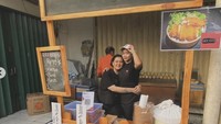 Di kawasan Bojong Gede, ia membuka gerai Mou Jajan. Menu andalannya adalah risol dan rice bowl dengan kisaran harga menu Rp 3 ribu sampai Rp 10 ribu. Foto: Instagram dan TikTok talithacurtis_