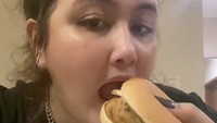 Talitha juga sering bagikan momen makan, bahkan ia punya playlist khusus video makan seperti mukbang. Salah satunya ketika ia menyantap burger dan kentang goreng McDonalds. Foto: Instagram dan TikTok talithacurtis_