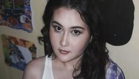Ketika merayakan ulang tahun ke-22, Talitha membagikan potret di Instagram. Ia berpose dengan tumpeng nasi kuning aneka lauk yang diterimanya. Foto: Instagram dan TikTok talithacurtis_