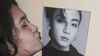 Talitha juga super bahagia dapat kue cokelat di hari lahirnya itu. Ia memberikan ciuman untuk foto Jungkook BTS di hadapannya. Foto: Instagram dan TikTok talithacurtis_