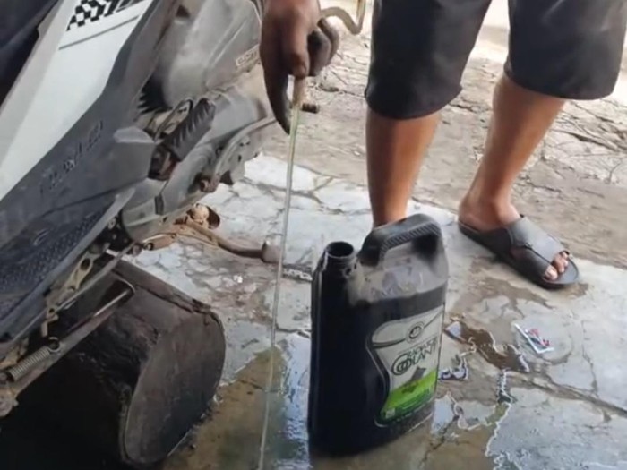 Tangkapan layar video seorang pemilik motor di Kaabupaten Kendal, Jateng, menunjukkan Pertamax yang bercampur air, Jumat (13/12/2024).


Credit 

Saktyo Dimas R