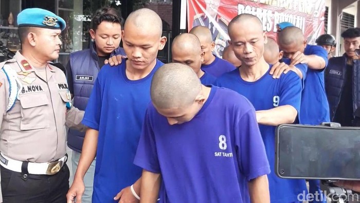 Delapan tersangka penganiayaan terhadap anak dibawah umur di Banyusri, Wonosegoro dihadirkan dalam konferensi pers Polres Boyolali, Jumat (13/12/2024).